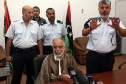 آخر رئيس وزراء ليبيا في عهد القذافي يظهر أمام صحفيين ويدفع ببراءته
