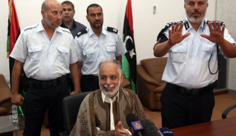 آخر رئيس وزراء ليبيا في عهد القذافي يظهر أمام صحفيين ويدفع ببراءته