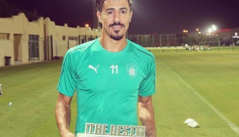 بونجاح يستلم جائزة لاعب الشهر في الدوري القطري
