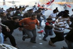 محتجون يقومون بمسيرة نحو وسط المنامة و يسدون الطريق السريع