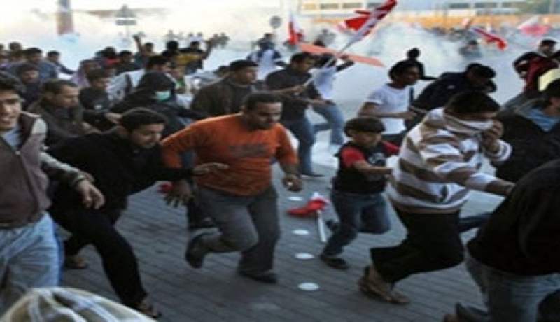 محتجون يقومون بمسيرة نحو وسط المنامة و يسدون الطريق السريع