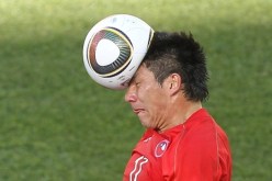 كرة الجابولاني تنفجر على رأس لاعب