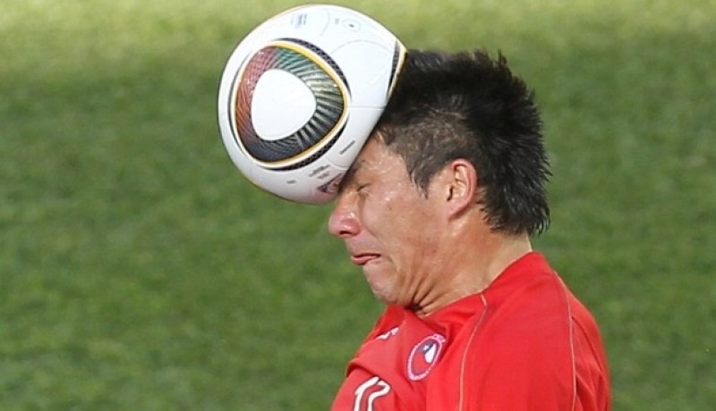 كرة الجابولاني تنفجر على رأس لاعب