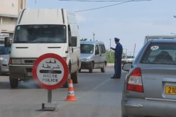 شــاب‮ ‬يـخـلـع مـلابـســه فـي‮ ‬حـاجـز أمـنـي‮ ‬بــزرالــــدة‮‬