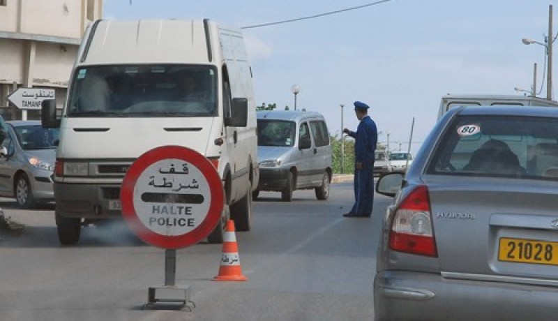 شــاب‮ ‬يـخـلـع مـلابـســه فـي‮ ‬حـاجـز أمـنـي‮ ‬بــزرالــــدة‮‬