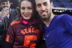 بالفيديو.. مُشجعة تبكي بحُرقة بعد رؤية نجوم “البارصا” في الكامب نو