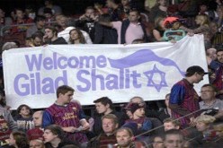 أنصار برشلونة‮ ‬يعلنون ولاءهم لليهود ويرحبون بعودة الجندي‮ ‬شاليط