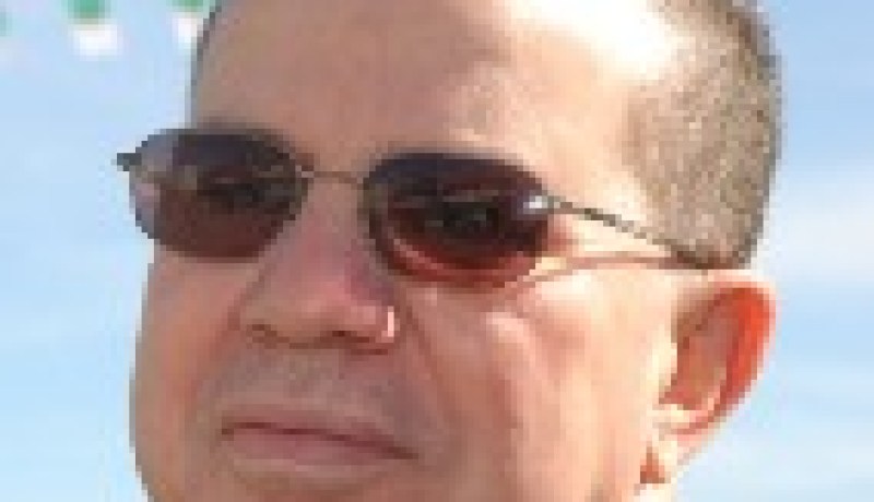 حلاقٌ في مكتب الوزير