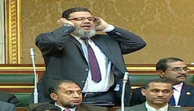 برلماني مصري يأذن للصلاة أثناء الجلسة