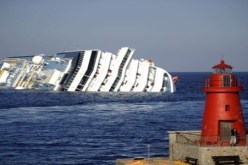 السلطات الإيطالية تنتشل الجثة ال17 من السفينة الإيطالية المنكوبة فيما تأجل سحب الوقود منها لرداءة الطقس