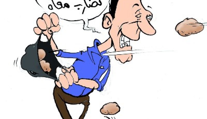 بائع بطاطا يتخذ سلعته كسلاح لرشق من يزعجه
