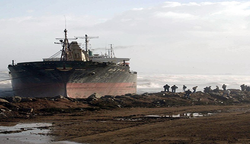 طوارئ بسبب اعصار وأمواج بعلو8 أمتار