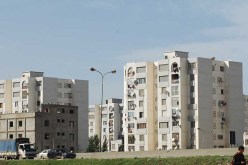 أم وابنتها تنصبان على 5 أشخاص أوهمتاهم بالحصول على مساكن في وهران