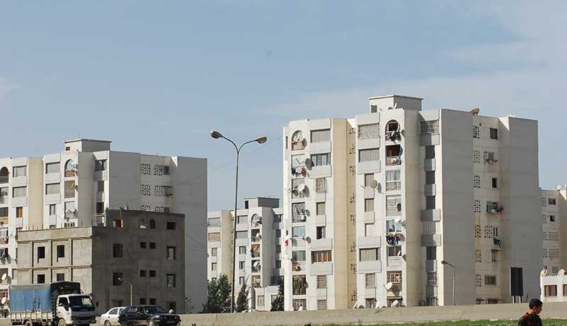أم وابنتها تنصبان على 5 أشخاص أوهمتاهم بالحصول على مساكن في وهران