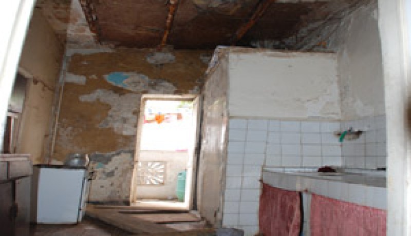 في ظل انعدام السكن وارتفاع سعر الكراء : مواطنو أرزيو بوهران يلجأون إلى أقبية العمارات