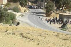 نساء يغلقن الطريق بعد منع الشرطة الرجال من الاحتجاج في باتنة