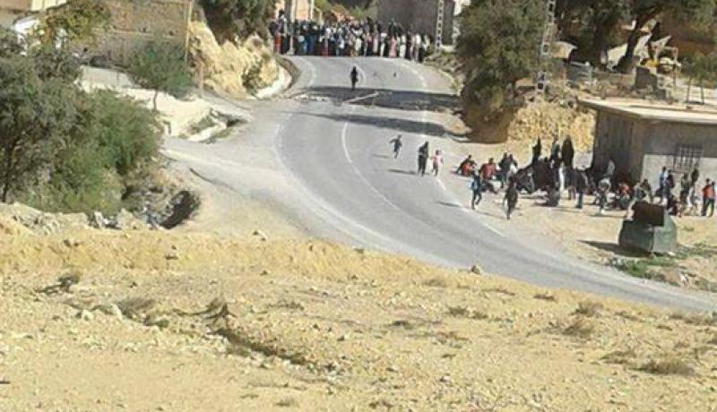 نساء يغلقن الطريق بعد منع الشرطة الرجال من الاحتجاج في باتنة