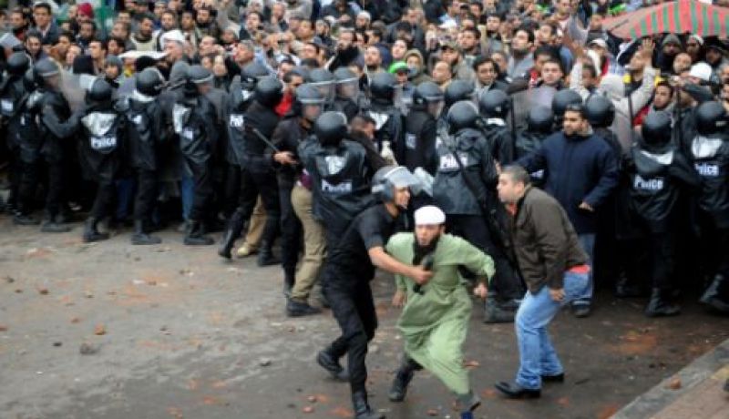 عشرات المصابين في الاشتباكات بين انصار القوى الاسلامية ومعارضيها بالاسكندرية