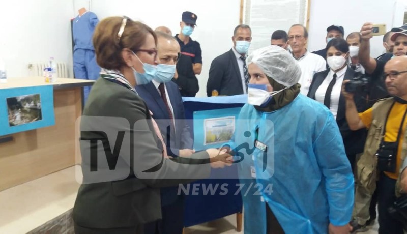 وزيرة الثقافة تمنح جوازات سفر ثقافية للسلك الطبي بمستشفى مليانة