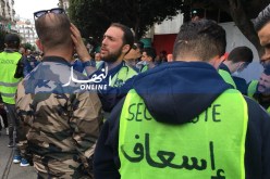 ممرضون متطوعون بسترات خضراء وسط المتظاهرين لتقديم الإسعافات الأولية