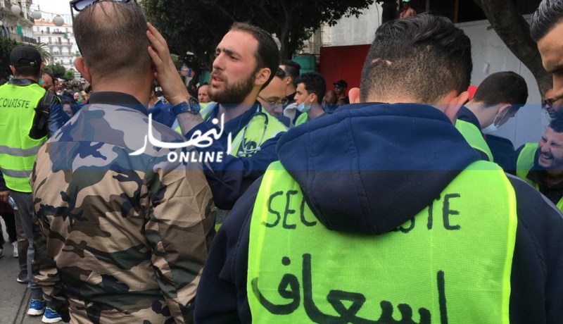 ممرضون متطوعون بسترات خضراء وسط المتظاهرين لتقديم الإسعافات الأولية