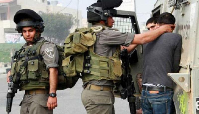 إصابة فلسطيني برصاص الاحتلال واعتقال 8 آخرين في الضفة الغربية
