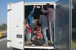 العثور على 24 لاجئا داخل شاحنة بالنمسا