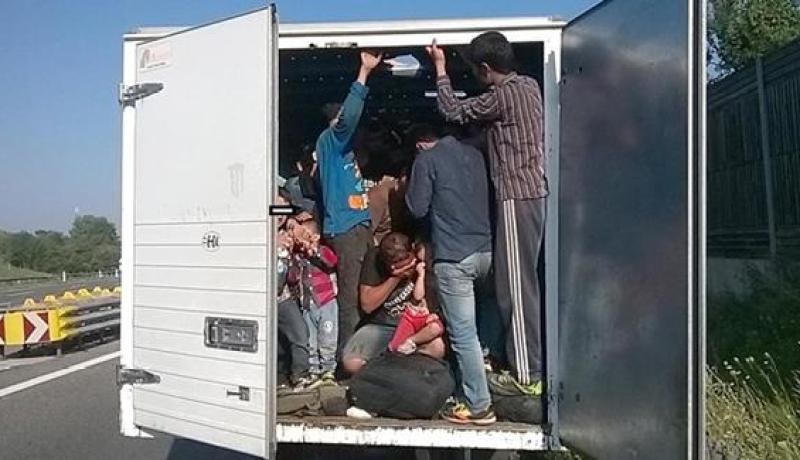 العثور على 24 لاجئا داخل شاحنة بالنمسا