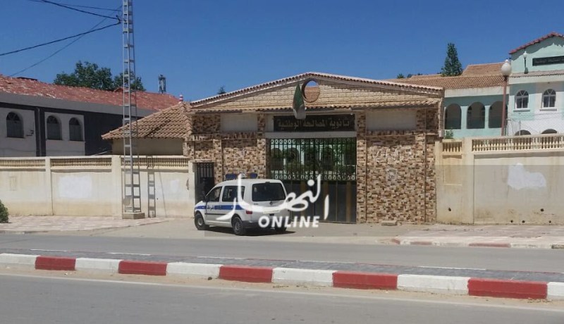 تيسمسيلت : تلميذ ساخط على نتائج نهاية السنة يهدد بالانتحار داخل ثانويته !