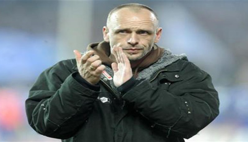 هوفنهايم الألماني يفصل مدربه بعد الخروج من الكأس