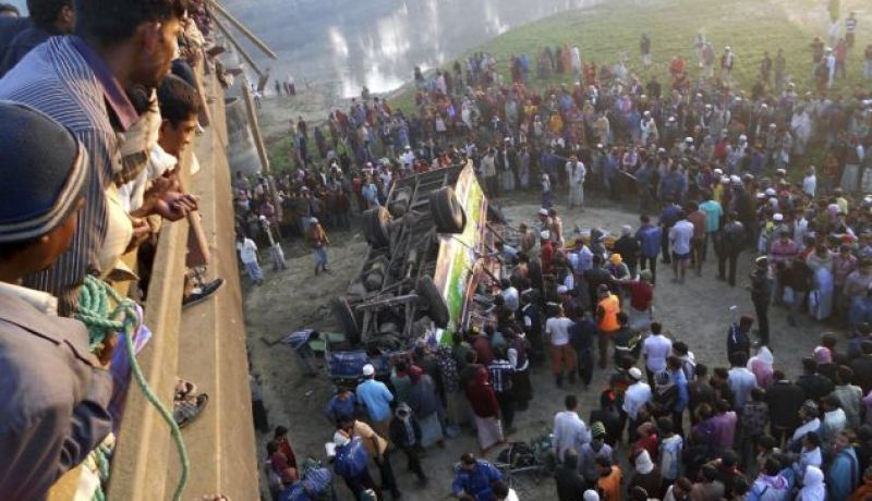 مقتل 10 أشخاص وإصابة آخرين إثر انحراف شاحنة بنغلاديش