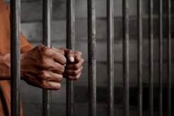 شاهد.. سجين برازيلي يتنكر بهيئة إبنته للهروب من السجن!