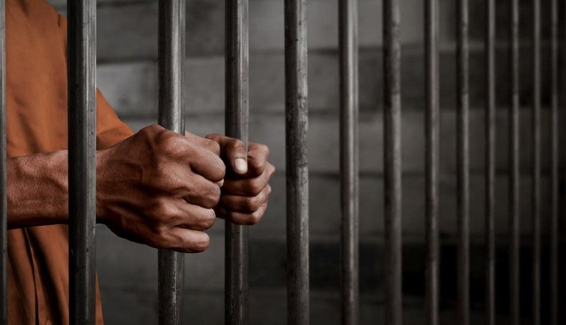 شاهد.. سجين برازيلي يتنكر بهيئة إبنته للهروب من السجن!