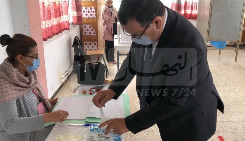الدستور الجديد.. وزير العمل الهاشمي جعبوب يدلي بصوته الاستفتائي