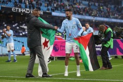 بالصور.. محرز يرفع علمي فلسطين والجزائر في احتفالات السيتي