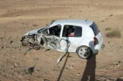 البيض: 5 جرحى اثر حادث اصطدام سيارة بشاحنة