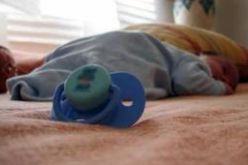 طفل يمني في شهره الخامس يحمل  شقيقه بين أحشائه