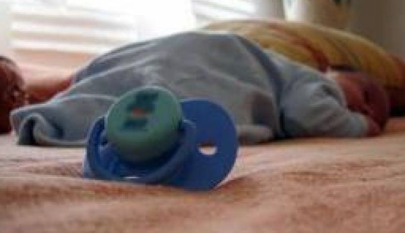 طفل يمني في شهره الخامس يحمل شقيقه بين أحشائه