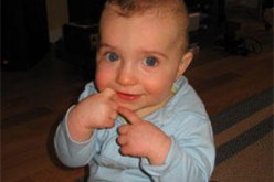 قبل أن تصاب بالصمم والبكم طوال حياتها : الطفلة مريم تستنجد بولد عباس والقلوب الرحيمة لإنقاذها