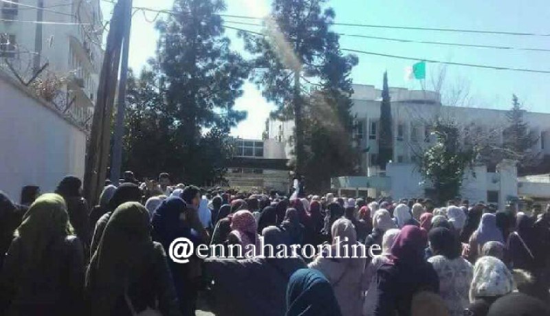 طلبة المدارس العليا يغلقون مدخل وزارة التعليم العالي بالعاصمة