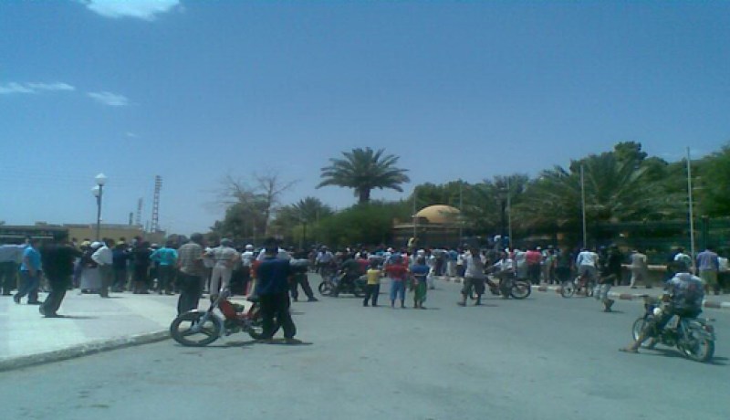 مشيعو جنازة شاب انتحر حرقا يحاصرون مقر ولاية بشار