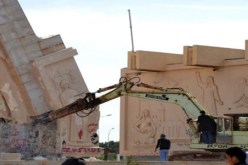 هدم تمثال جمال عبد الناصر في بنغازي بليبيا