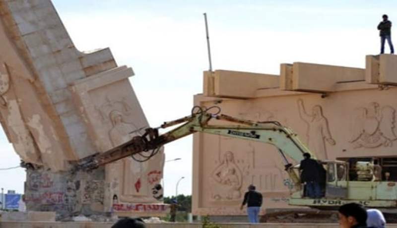 هدم تمثال جمال عبد الناصر في بنغازي بليبيا