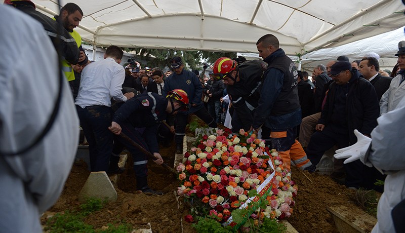 جنازة رسمية وشعبية للوزير بختي بلعايب في مقبرة الشراڤة