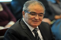 نقل وزير التجارة الى فرنسا للعلاج من وعكة صحية