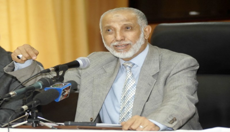 بلخادم‮ ‬يشجّع الشباب في‮ ‬البيّض