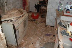 هو حال الكثير من العائلات الجزائرية التى فضلت الاحتماء تحت أسقف منازلها المنهارة بدل البهدلة فى الشوارع بعد أن ملت وعود المسؤولين الكادبة…الصورة مأخودة من منزل بحى بلكور ينتظر الترميم أو الهدم مند أكثر من ثمانى سنوات