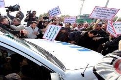 أهالي غزة يرشقون بان كي مون بالأحذية