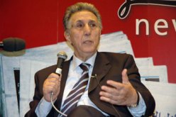 بن بلة يسلم جائزة القذافي بإمكانيات الدولة الجزائرية !!