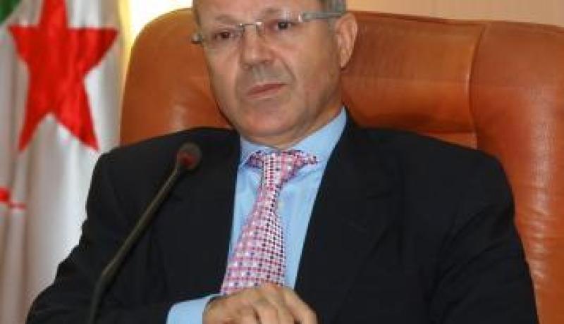 قائدة طائرة تقود ثانوية